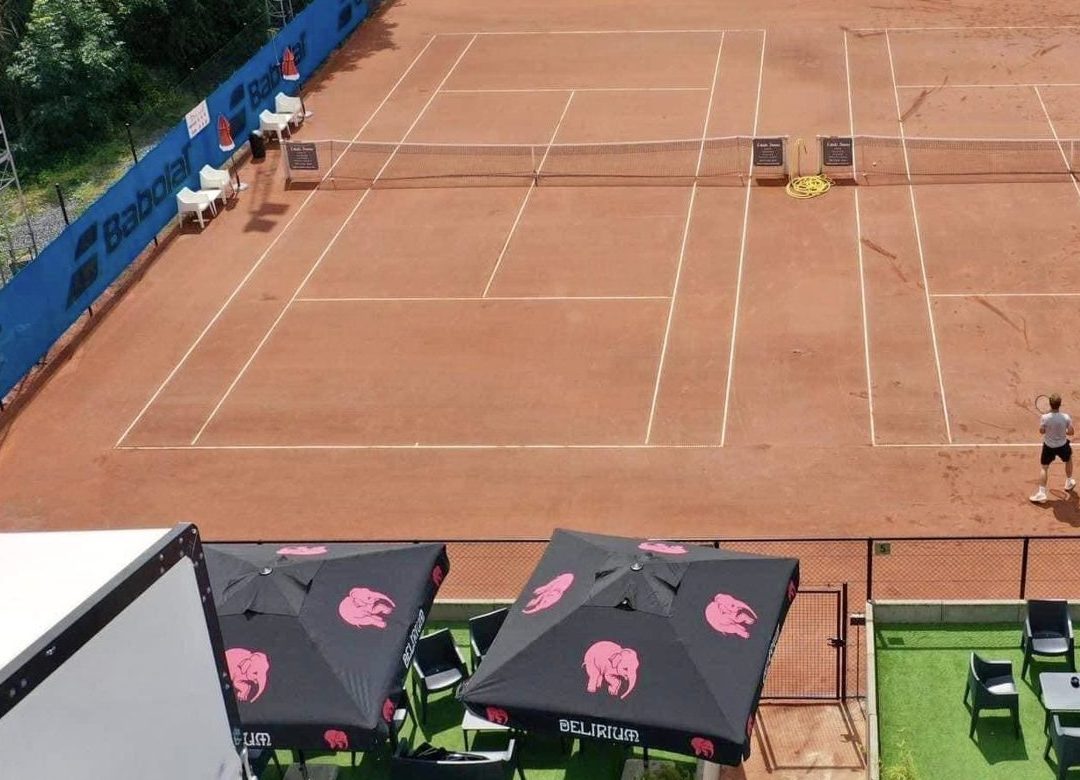 Cours de tennis sur terre battue