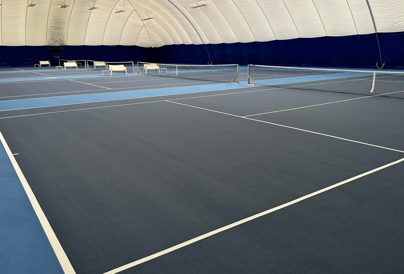 Terrain de tennis couvert sous bulle