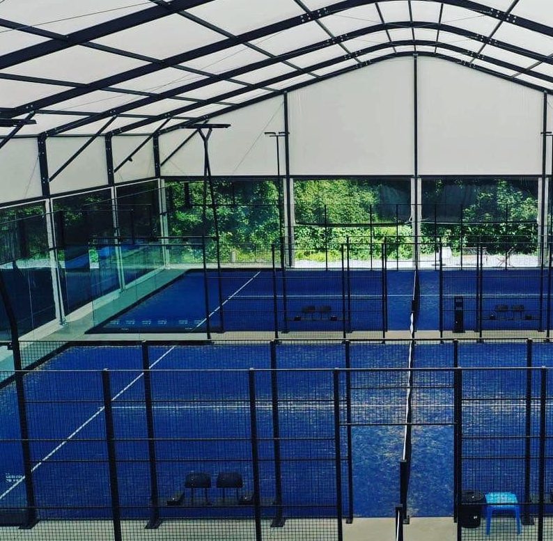 Terrains de padel semi-couverts